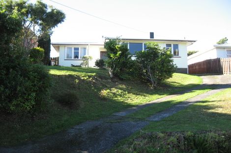 Photo of property in 6 Dunmail Way, Newlands, Wellington, 6037