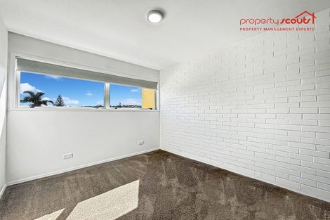 Photo of property in Seaview Apartments, 11/64 Milford Road, Milford, Auckland, 0620