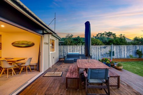 Photo of property in 64 Oroua Street, Eastbourne, Lower Hutt, 5013
