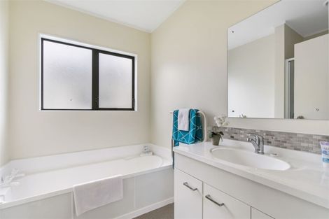 Photo of property in 29 Loughanure Place, Massey, Auckland, 0614