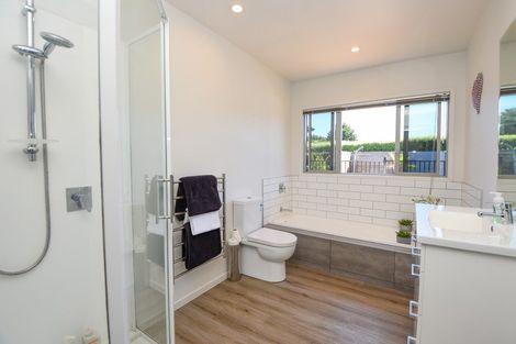 Photo of property in 2 The Glade, Carterton, 5713