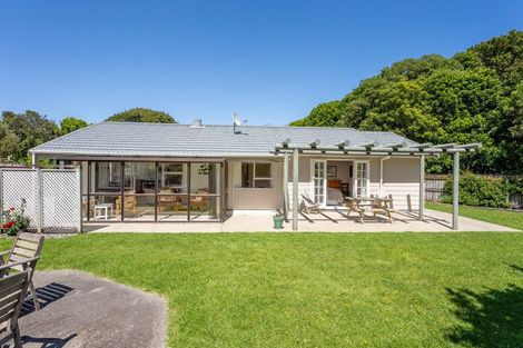 Photo of property in 16 Iti Grove, Waikanae, 5036