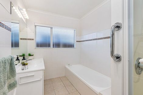 Photo of property in 15 Kath Hopper Drive, Orewa, 0931