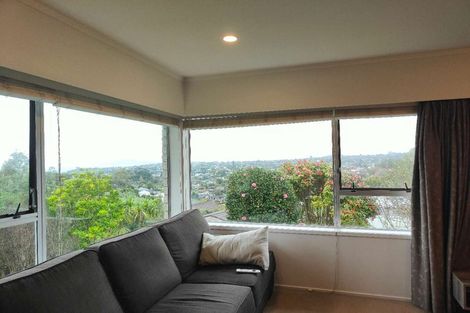 Photo of property in 2/2 Barker Rise, Northcross, Auckland, 0632