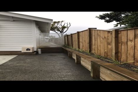 Photo of property in 201 Onepu Road, Lyall Bay, Wellington, 6022