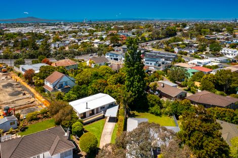 Photo of property in 2/17 Winifred Avenue, Bayview, Auckland, 0629