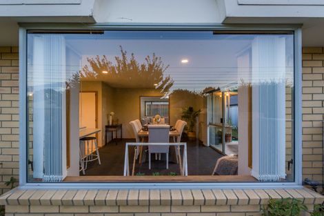 Photo of property in 15 Showgate Avenue, Sockburn, Christchurch, 8042