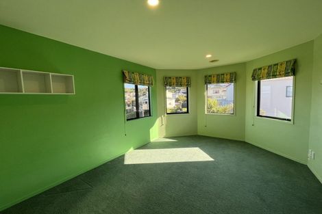 Photo of property in 6 Bennett Grove, Newlands, Wellington, 6037