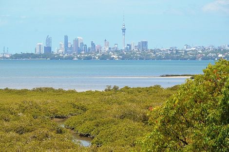 Photo of property in 38a Rewarewa Road, Te Atatu Peninsula, Auckland, 0610
