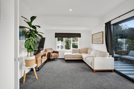 Photo of property in 15 Bracken Street, New Plymouth, 4310