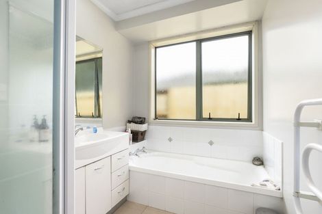 Photo of property in 23 Nobleman Place, Hamilton East, Hamilton, 3216