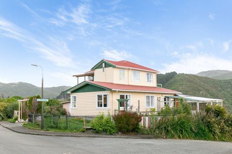 Photo of property in 12 Camrose Grove, Kingston, Wellington, 6021