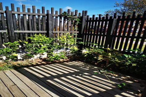 Photo of property in 1 Folkes Lane, New Lynn, Auckland, 0600