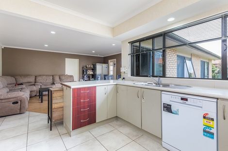 Photo of property in 4 Kalmore Place, Flat Bush, Auckland, 2016