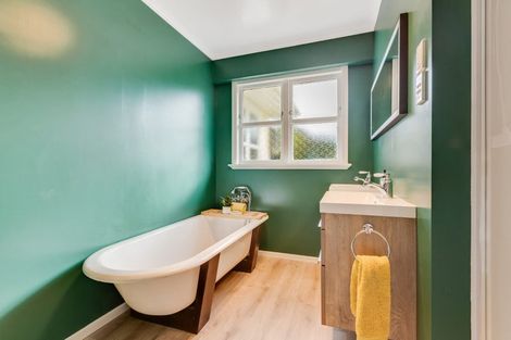 Photo of property in 39 Saint Johns Terrace, Tawa, Wellington, 5028