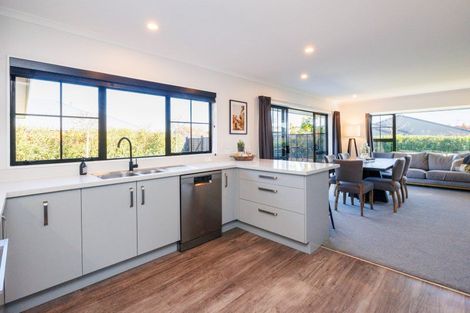 Photo of property in 2 Alpine Grove, Kelvin Grove, Palmerston North, 4414