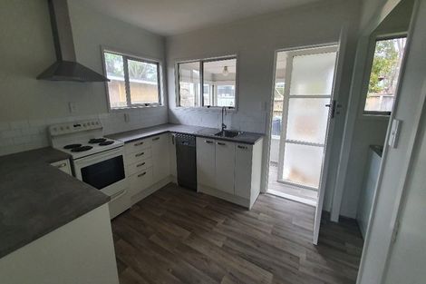 Photo of property in 24 Walton Street, Red Beach, 0932