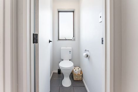 Photo of property in 2/15 Sunward Rise, Glenfield, Auckland, 0629