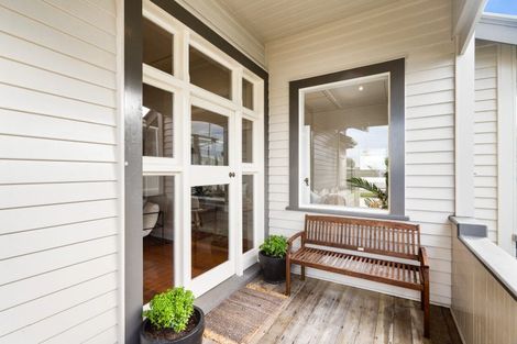 Photo of property in 45 Napier Terrace, Hospital Hill, Napier, 4110