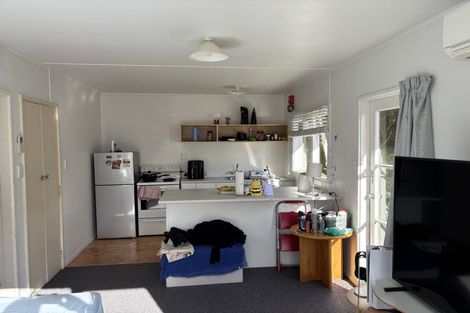 Photo of property in 2/17 Huntingdon Street, Northland, Wellington, 6012