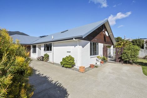Photo of property in 5 Whitby Close, Waikawa, Picton, 7220