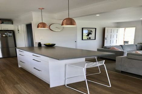 Photo of property in 1/54 Ayton Drive, Totara Vale, Auckland, 0629