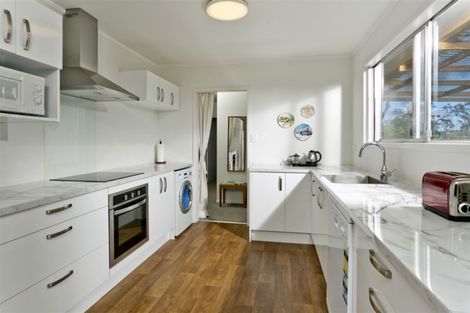 Photo of property in 2/52 Sunnynook Road, Sunnynook, Auckland, 0620
