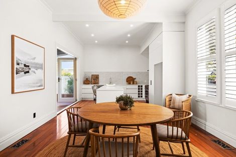 Photo of property in 27 Napier Terrace, Hospital Hill, Napier, 4110