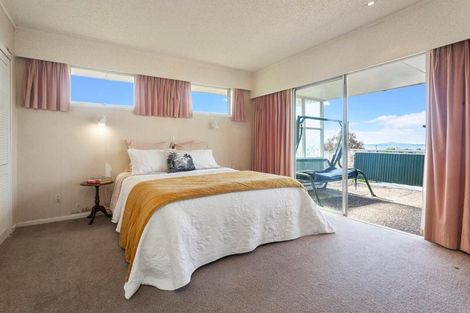 Photo of property in 2 Wakeling Avenue, Te Atatu South, Auckland, 0610