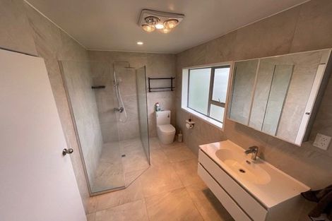 Photo of property in 30 Walton Street, Red Beach, 0932