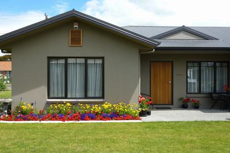 Photo of property in Woodlands Villas, 17a Sherwill Street East, Feilding, 4702