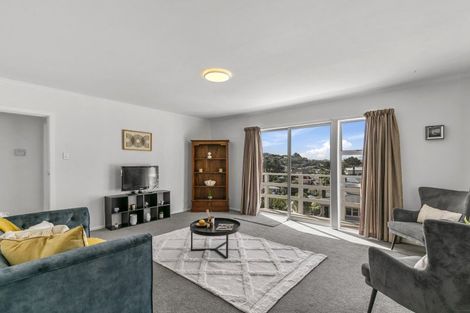 Photo of property in 3 Lomond Street, Newlands, Wellington, 6037