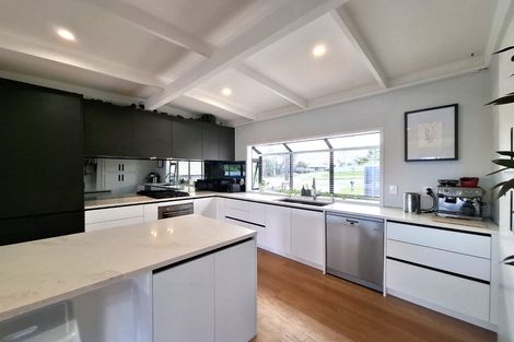 Photo of property in 1/52 Pupuke Road, Hillcrest, Auckland, 0627