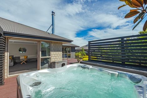 Photo of property in 5 Galea Grove, Kelvin Grove, Palmerston North, 4414