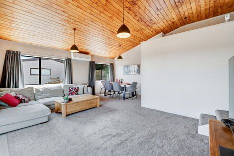 Photo of property in 2/10 Sevilla Place, Unsworth Heights, Auckland, 0632