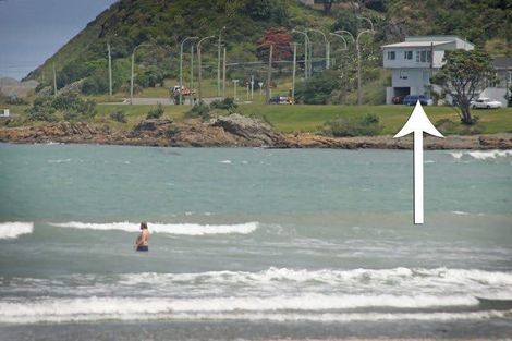 Photo of property in 2/330 Queens Drive, Lyall Bay, Wellington, 6022