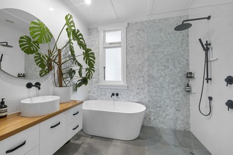 Photo of property in 70 Morley Street, New Plymouth, 4310