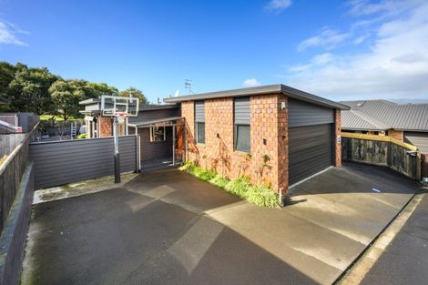Photo of property in 18 Galea Grove, Kelvin Grove, Palmerston North, 4414