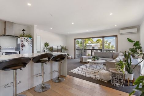 Photo of property in 2/76 Heathcote Road, Castor Bay, Auckland, 0620