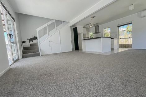 Photo of property in 43 Hutchinson Avenue, New Lynn, Auckland, 0600