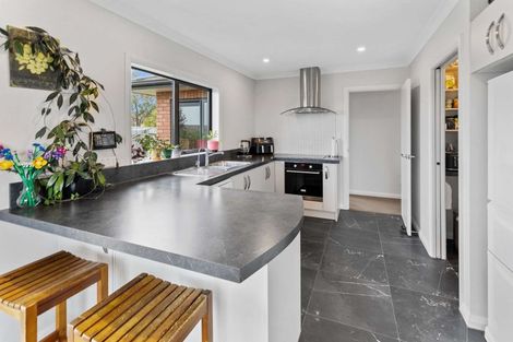 Photo of property in 28 Abby Road, Fitzherbert, Palmerston North, 4410