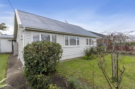 Photo of property in 16 Ocean View Road, Milford, Auckland, 0620