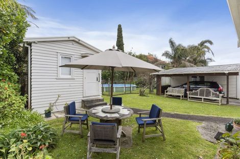 Photo of property in 16 Ocean View Road, Milford, Auckland, 0620