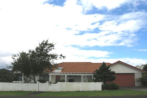 Photo of property in 2/4 Fenwick Avenue, Milford, Auckland, 0620
