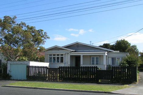 Photo of property in 1/17 Seaview Avenue, Northcote, Auckland, 0627