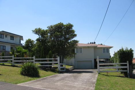 Photo of property in 2/885 East Coast Road, Northcross, Auckland, 0632