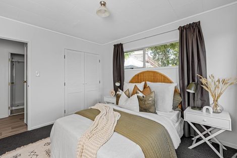 Photo of property in 1/23 Santiago Crescent, Unsworth Heights, Auckland, 0632