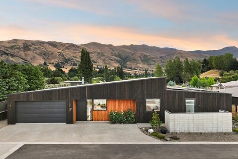 Photo of property in 7 Fern Burn Close, Wanaka, 9305