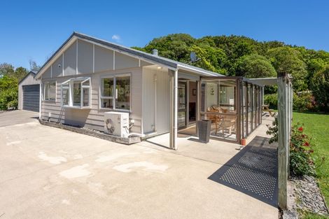 Photo of property in 16 Iti Grove, Waikanae, 5036