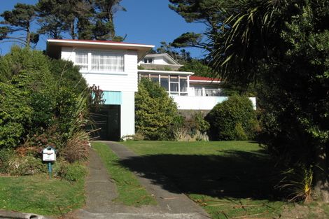 Photo of property in 2 Omega Street, Newlands, Wellington, 6037